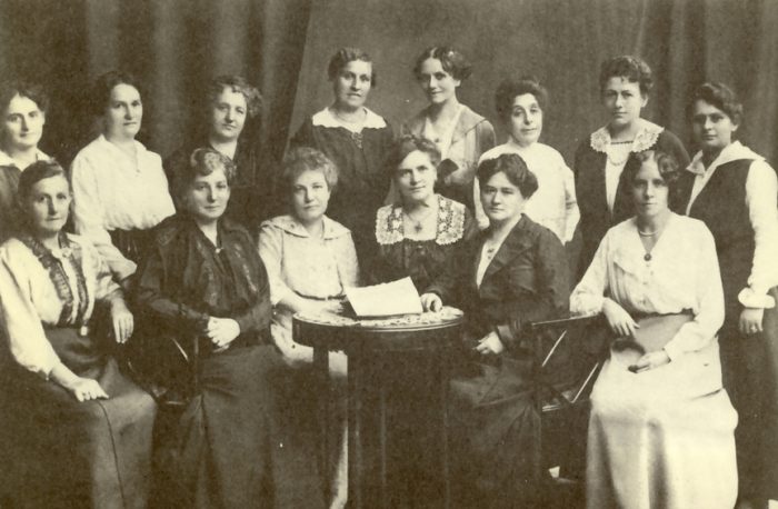 1. Reihe: Marie Schuller, Anna Boschek, Therese Schlesinger, Amalie Seidel, Adelheid Popp, Gabriele Proft 2. Reihe: Josefine Deutsch, Marie Münzker, Amalie Pölzer, Marie Bock, Emmy Freundlich, Anna Kaff, Olga Hönigsmann, Mathilde Eisler