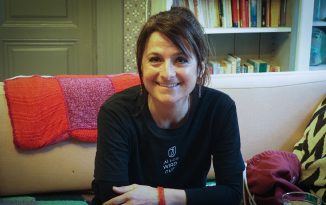Ariane kämpft auf dem Rennrad Rennrad